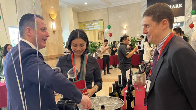 Italian festival entertains wine lovers in HCM City